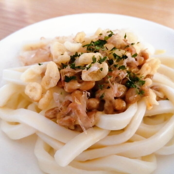 包丁なし♪あおさ香る☆揚げ玉と納豆の冷やしうどん